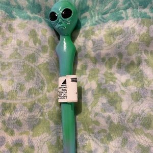 Alien pen